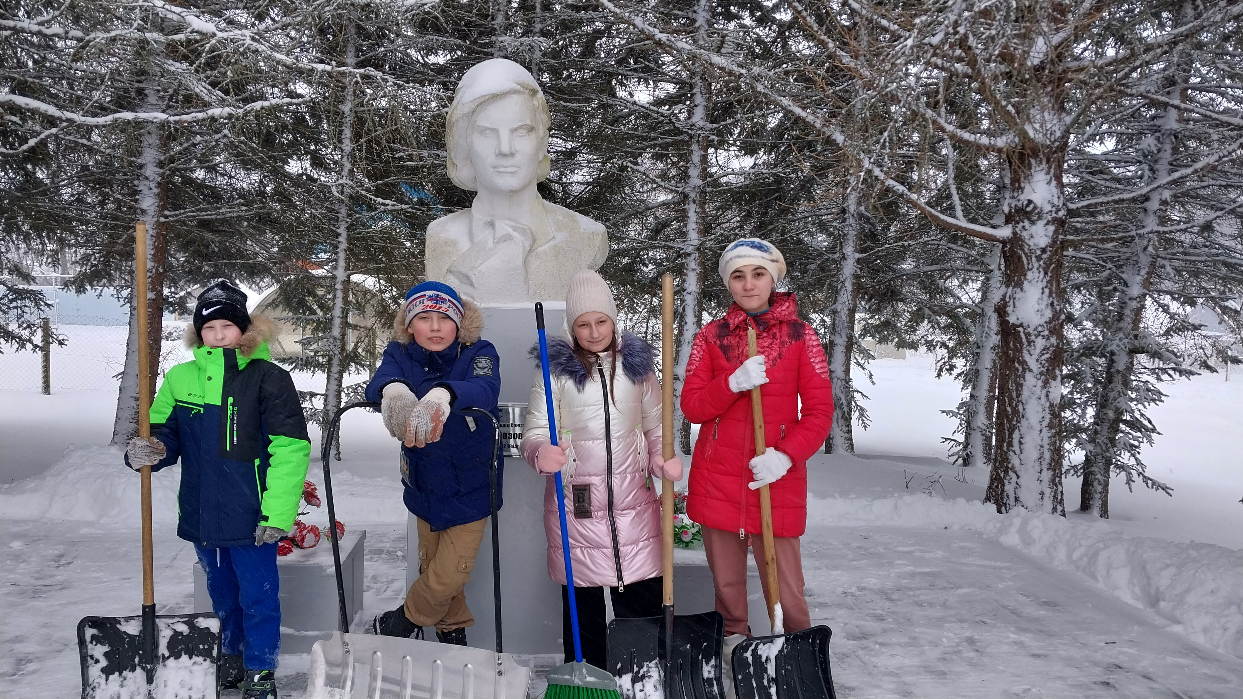 Уборка снега  у обелиска  Героя Советского Союза Ани Морозовой.